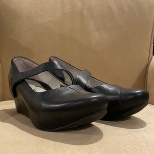 Black wedge, super comfy